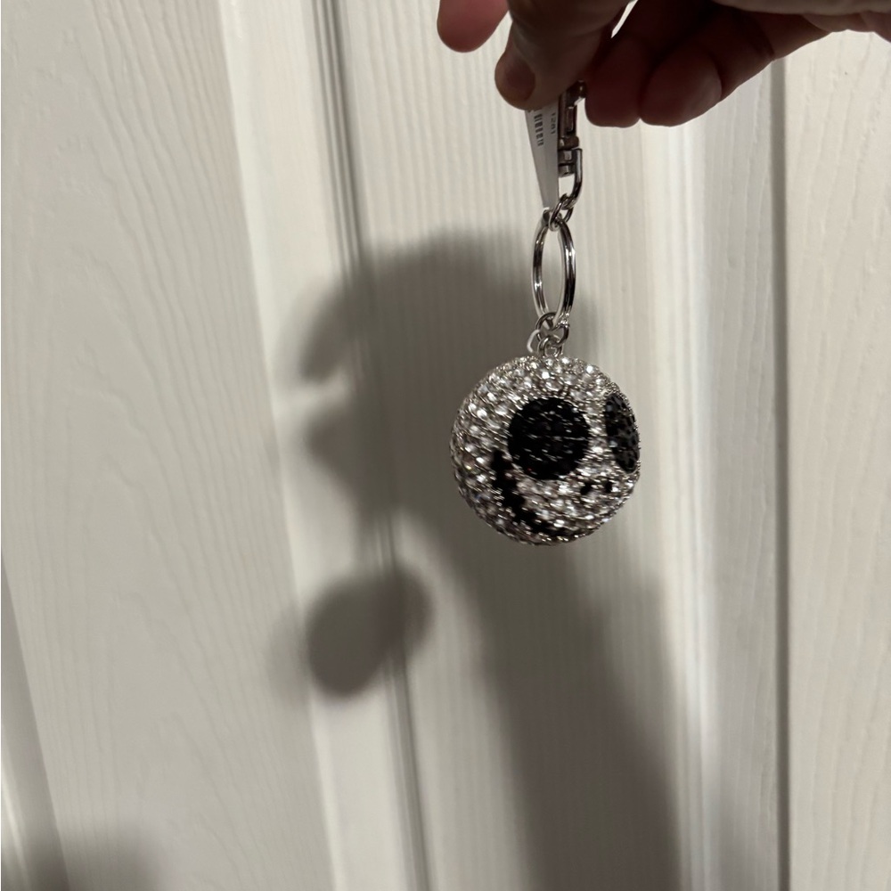 Sparkling Skull Keychain - Picture 4 of 7